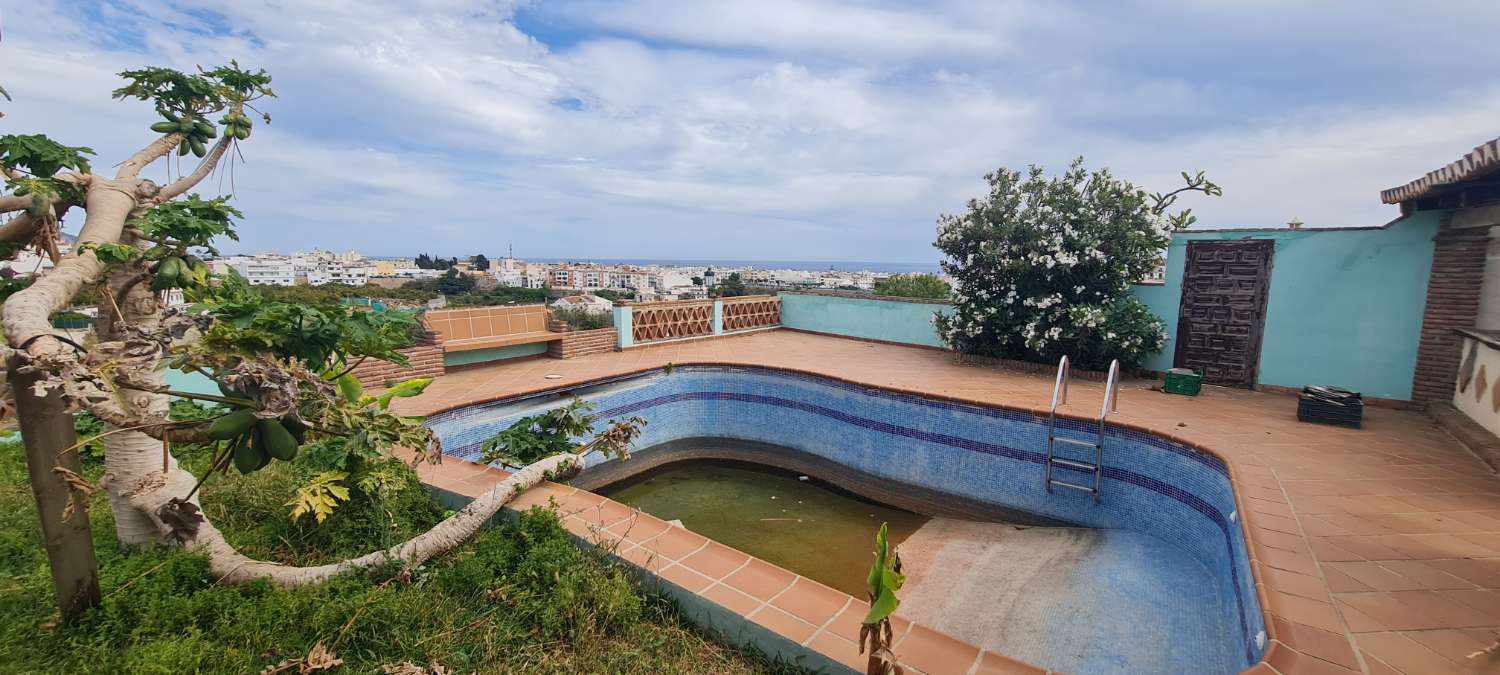 Oportunidad única: Cortijo tradicional con terreno y piscina en Nerja