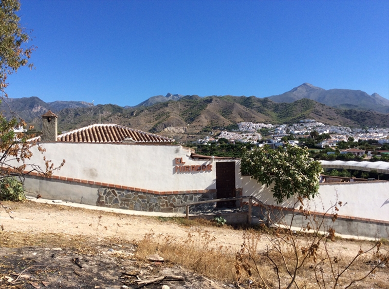 Opportunità unica: casale tradizionale con terreno e piscina a Nerja