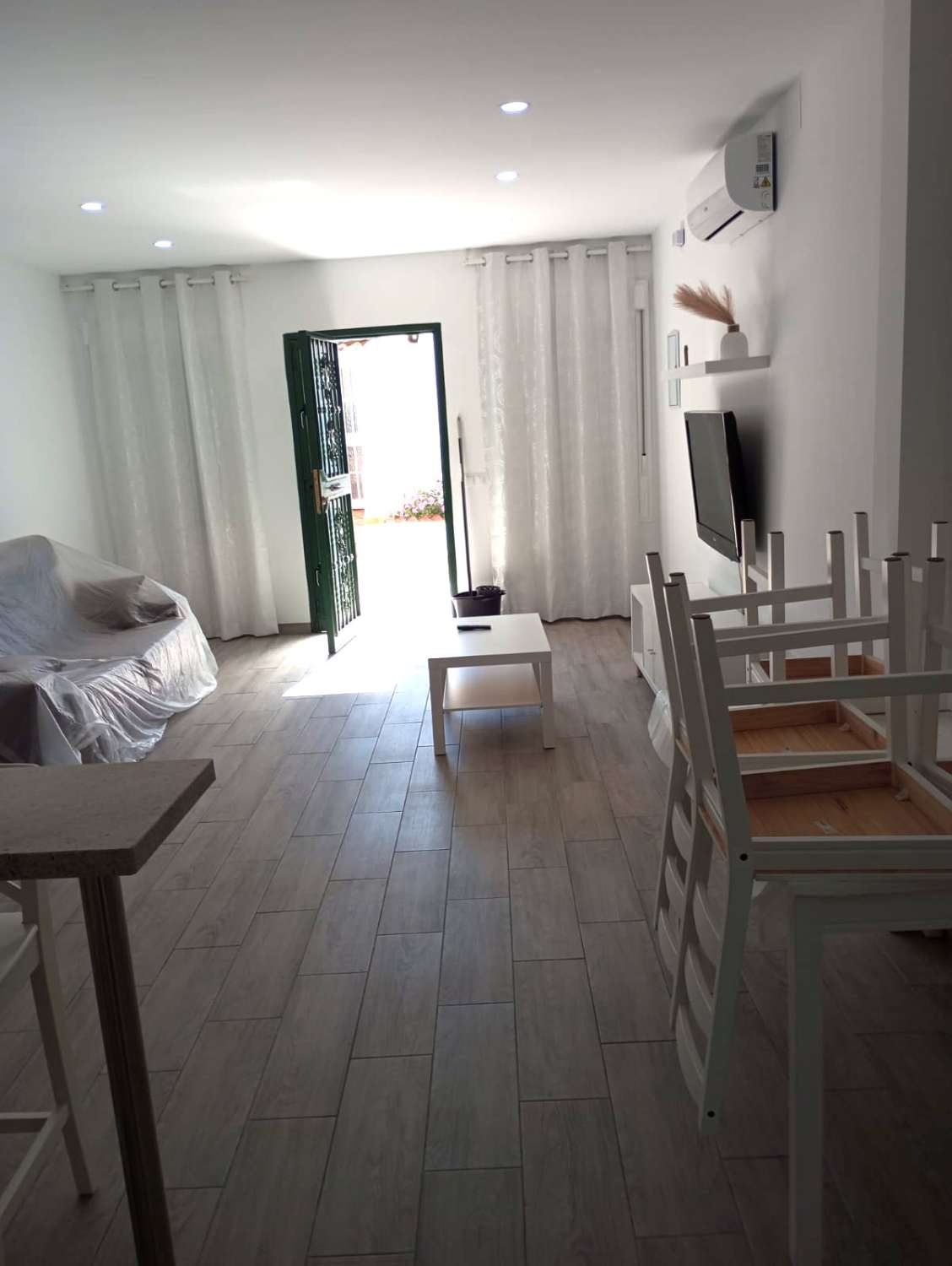 Vivez le charme de Nerja : appartement de 2 chambres en location longue durée